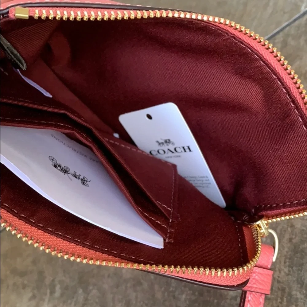 COACH Corner Zip Wristlet Imita gold/Bright Coral